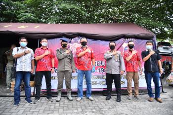 Polda Lampung-PSMTI Bagikan 600 Nasi Kotak Kepada Warga Terdampak PPKM